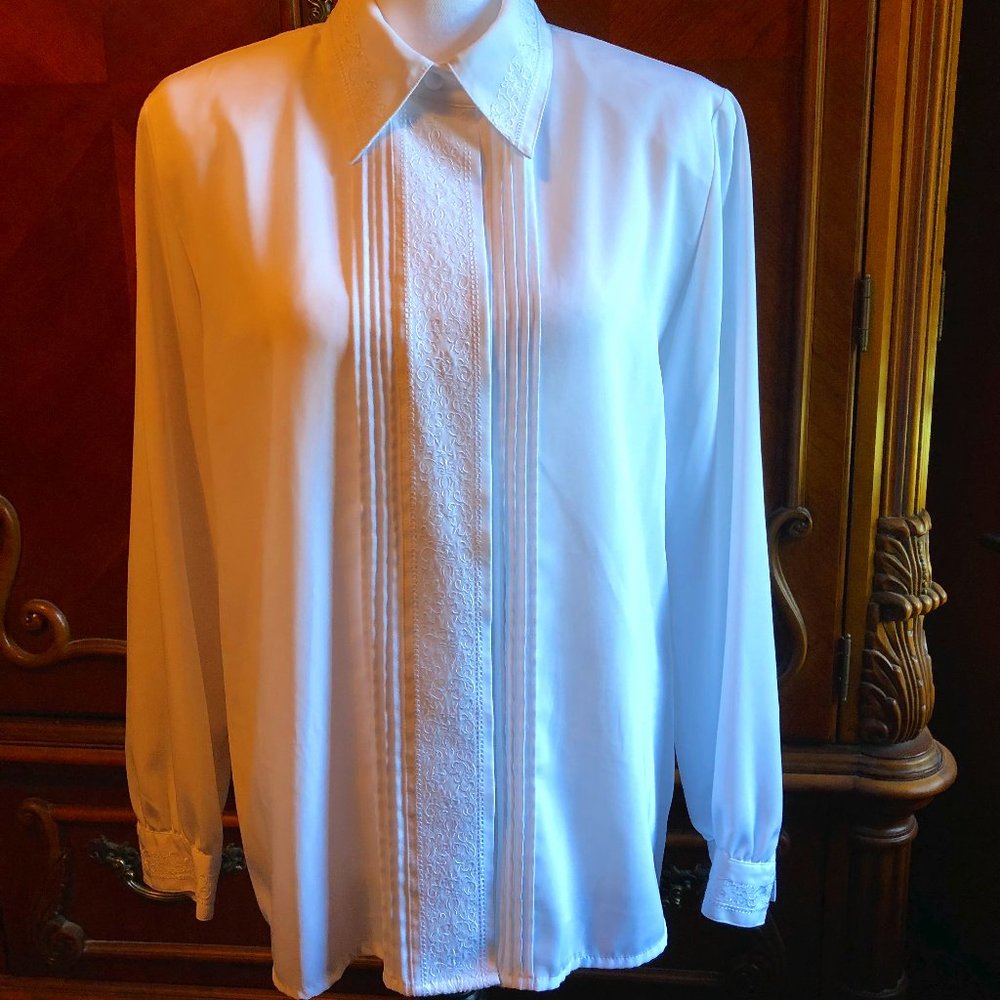 Nice "Jaclyn Smith" White Blouse